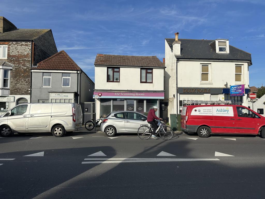 Lot: 73 - MIXED COMMERCIAL AND RESIDENTIAL UNIT FOR INVESTMENT - Outside of Property